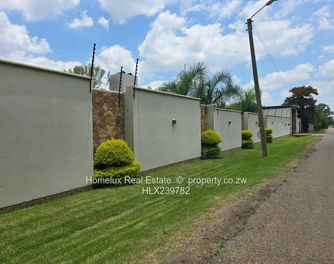 Modern 3-Bedroom, 2-Bathroom Flat in Secure Complex – Ideal Home or Investment Opportunity