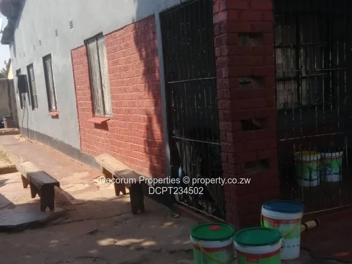 5-Bed Glen Norah B House — Secure Walled Yard (300m²)