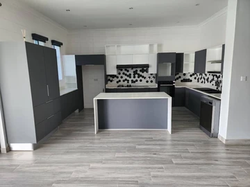 4 Bedroom Flat & Apartment