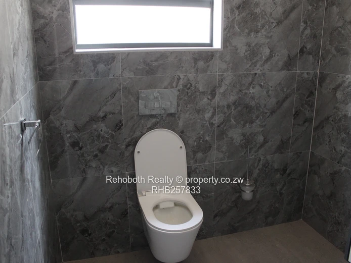 Contemporary 4-Bed Marlborough Flat with Borehole