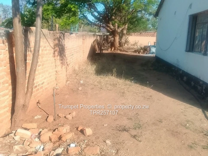 Modest 4-Bed Home on 2000 m² — Title deeds