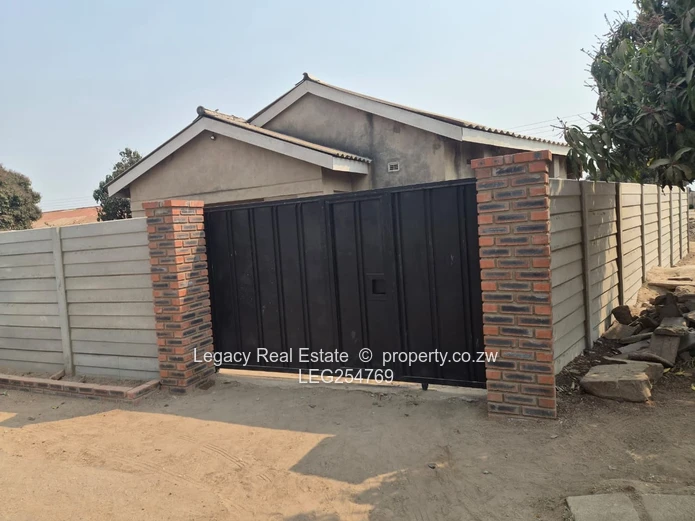 7-Bed Family Home Budiriro - with Community Borehole & Securely Walled (Sole Mandate)