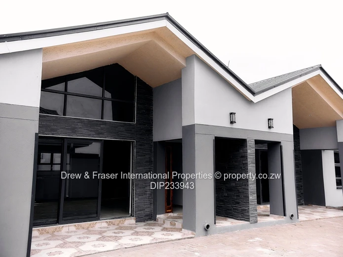 Modern 3-Bed Garden Flat with Borehole in Old Windsor