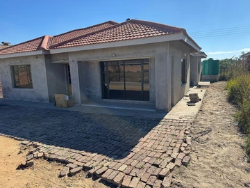 Spacious 4-Bedroom Family Home with Modern Amenities in Ruwa