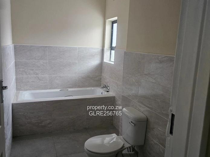 Modern 2-Bed Flat with Fitted Kitchen & Borehole