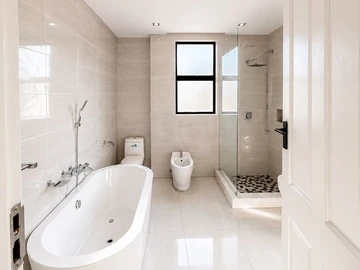 3 Bedroom Flat & Apartment