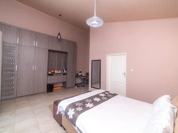3 Bedroom Flat & Apartment