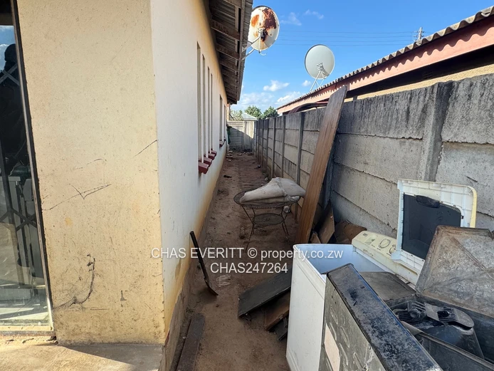 4 beds house in Unit G Makoni Seke Chitungwiza $35k
