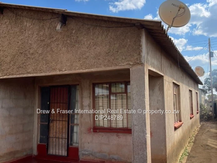 4-Bed House in Kadoma — Walled, Verandah & Fireplace