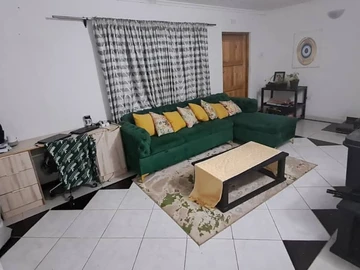 2 Bedroom Flat & Apartment