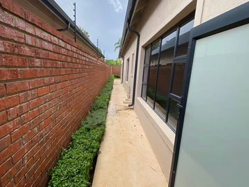 4 Bedroom Flat & Apartment