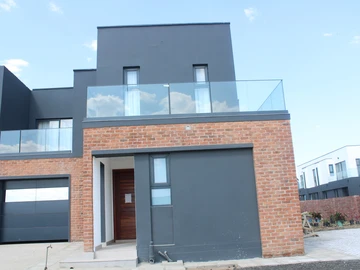 4 Bedroom Flat & Apartment