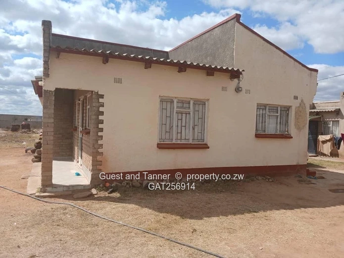 STAND FOR SALE IN RIVERSIDE, CHITUNGWIZA WITH A 3 bed cottage