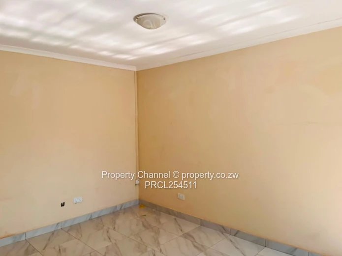 Modern 2-Bed Garden Flat: Built-in Wardrobe, Bath & Water Tank