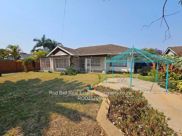 Braeside 3-Bed Family Home on 823m² — Garden & Garage