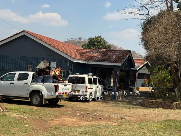 Glen Lorne: 5-Bed Family Home with Pool & Large Grounds