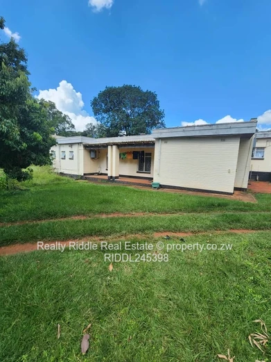 Greystone Park: 4-Bed Home on 9,185 m² with Pool & Borehole