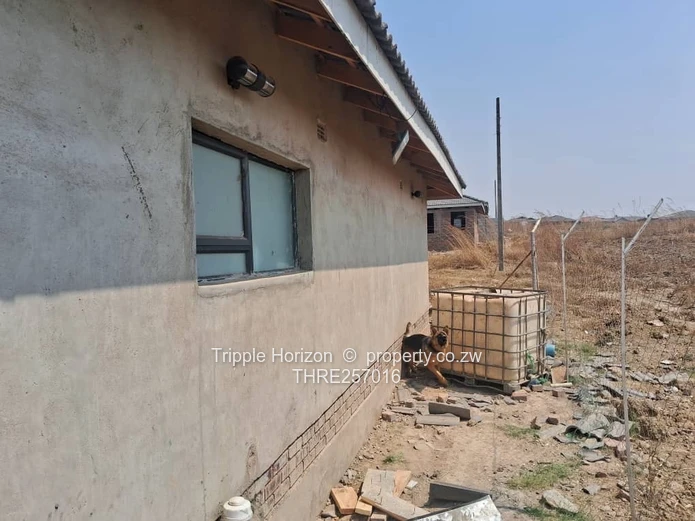 Glaudina 2-Bed Home - Borehole, Freestanding Tub & Stylish Dining