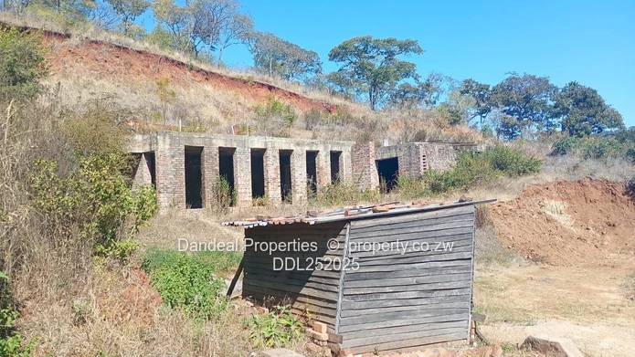 Glen Lorne 3000m² Stand with Brick Shells & Road Access