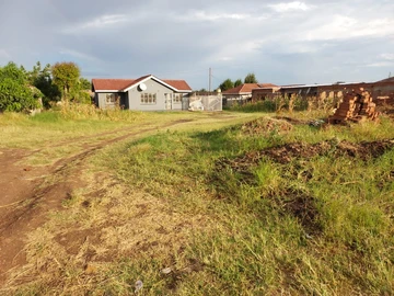 Prime 960 m² Land in Westlea with Cottage & Utilities