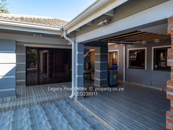 Ultra-Modern Executive Home – Strathaven Residence with Pool