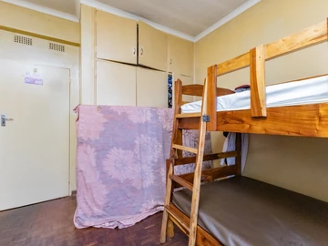 2 Bedroom Flat & Apartment