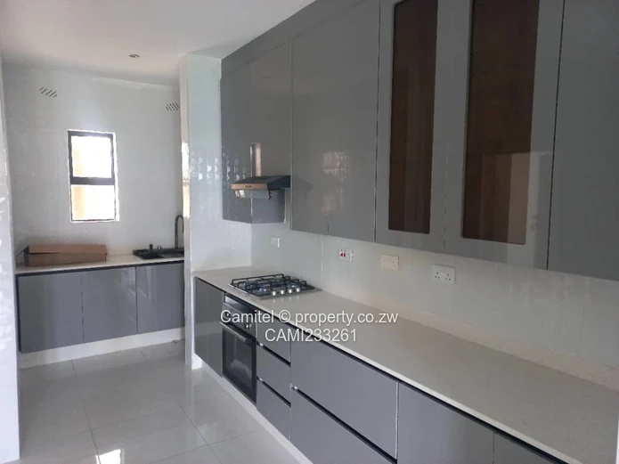 Modern 3-Bed Arlington Home - Fitted Kitchen & Water Tank