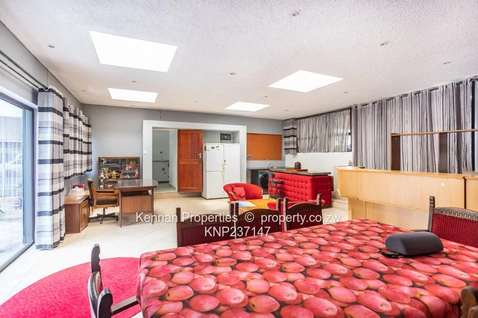 Executive 5 bedroom home with 3 bed cottage in prime area! (Sole Mandate)