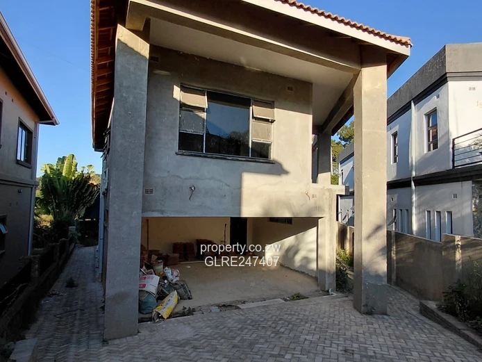 Near-finished 5BR Carrick Creagh Home — Borehole, 1000m²