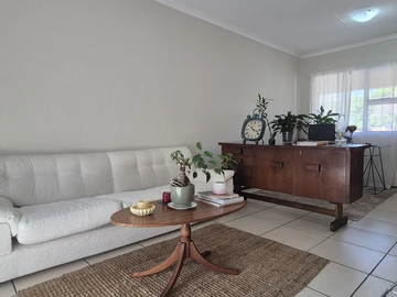 2 Bedroom Flat & Apartment