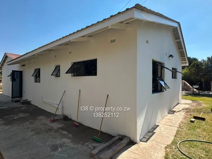 Sunlit 4-Bed Home in Avondale West - 1,039m² with Borehole