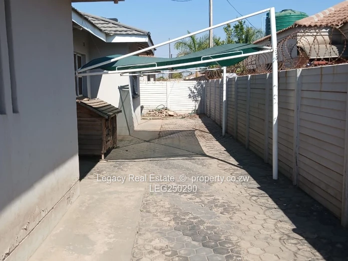 Madokero 3-Bed Brick Home - Borehole & Bright Lounge