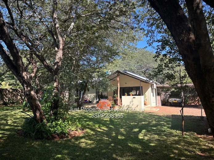 Leafy 3 Bed Victoria Falls Home with Flatlet & Garden Verandah