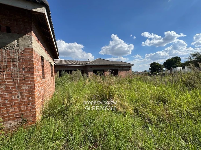 Unfinished 5-Bed 700 m² Home on 1 Acre in Bluff Hill