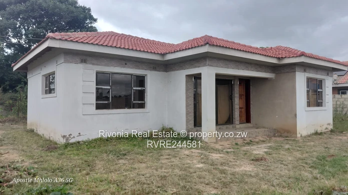 Red-Tiled 3-Bed Home with Verandah on 1500 m² – Waterfalls