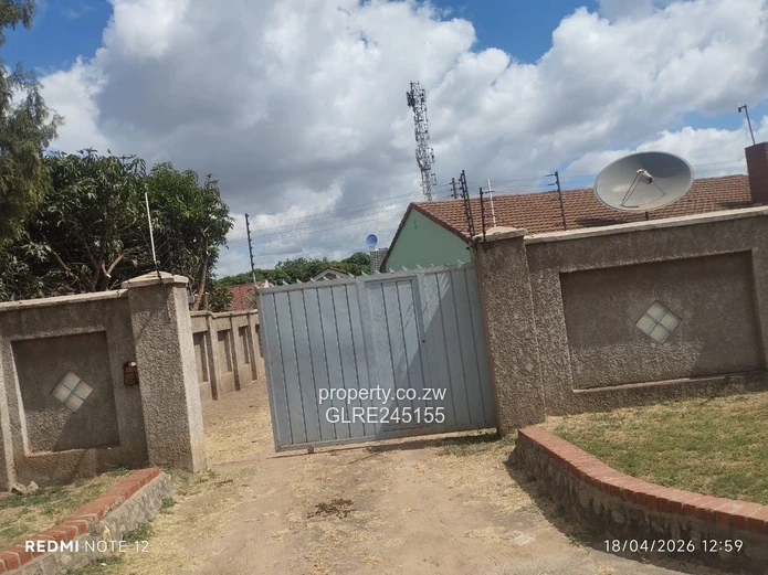 3-Bed Houghton Park Home — Walled Yard, Tank & Ensuite