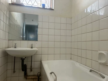 2 Bedroom Flat & Apartment