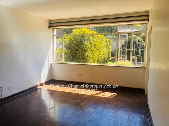Sunlit 2-Bed Avondale Flat - Bay Window & Wooden Floors