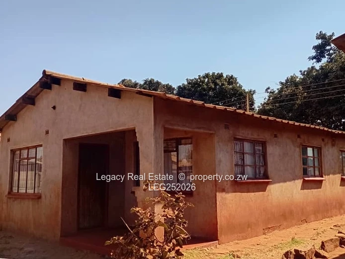 5-Bed Kuwadzana House - Main Road, Garden & Verandah