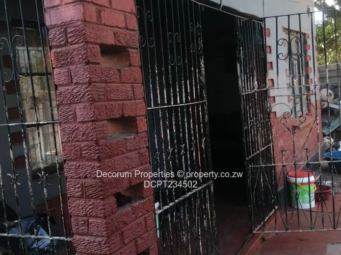 5-Bed Glen Norah B House — Secure Walled Yard (300m²)