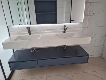 5 Bedroom Flat & Apartment