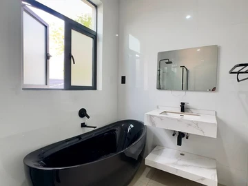 4 Bedroom Flat & Apartment