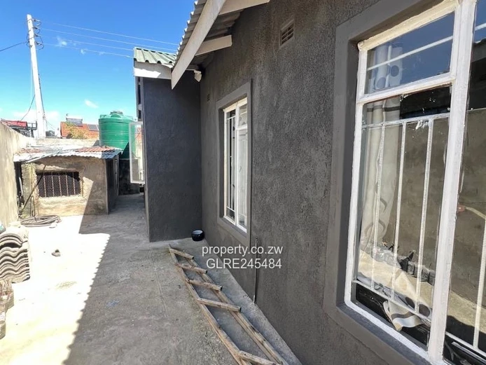Paved, Walled 4-Bed Home with En-suite & Garden, Ruwa