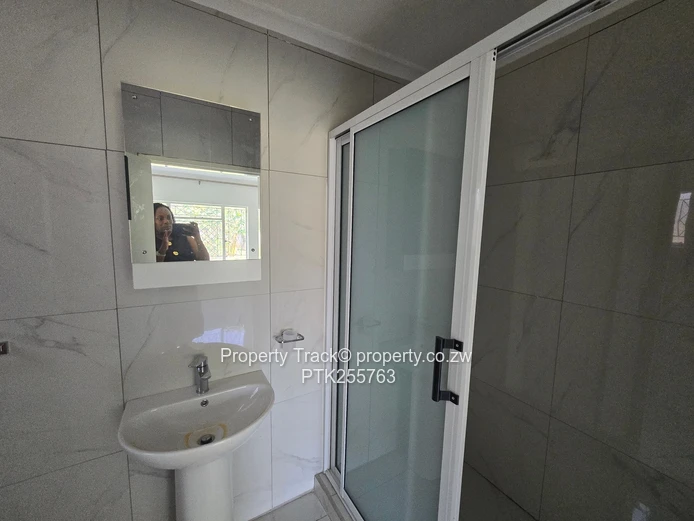 Neat house to let immediately available 