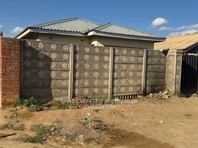 4 beds house in Unit G Makoni Seke Chitungwiza $35k