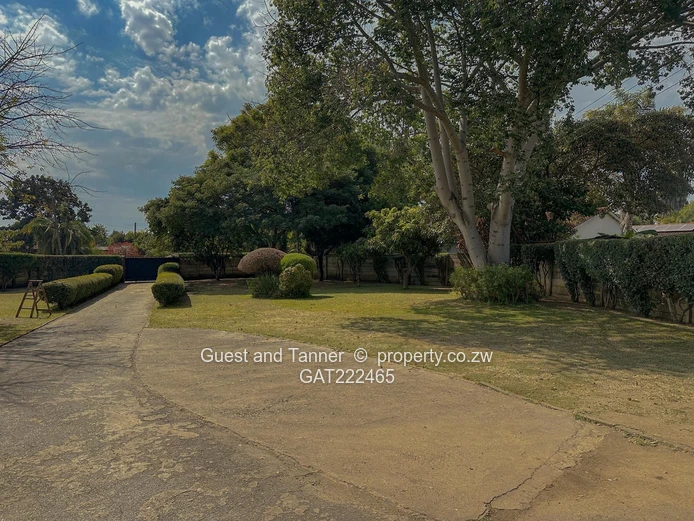 Spacious 3-Bedroom House for Sale Near Harare – Ensuite, Borehole and Staff Quarters in Emerald Hill