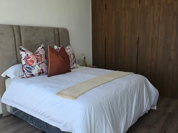 4 Bedroom Flat & Apartment