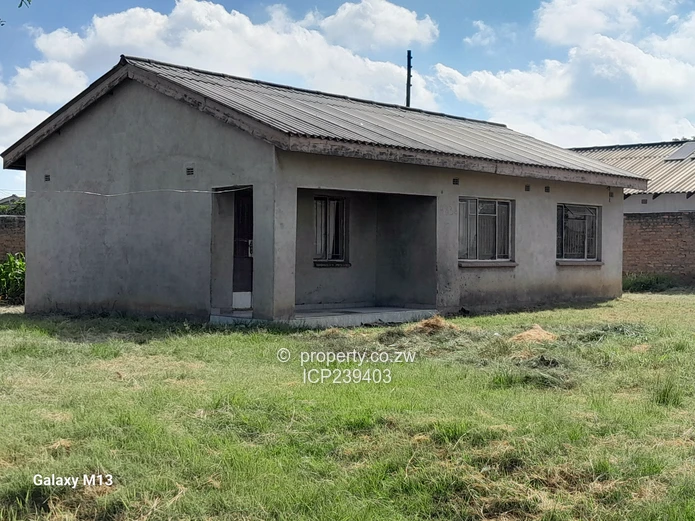Manyame Low density stand with cottage for sale-2010m² (Sole Mandate)