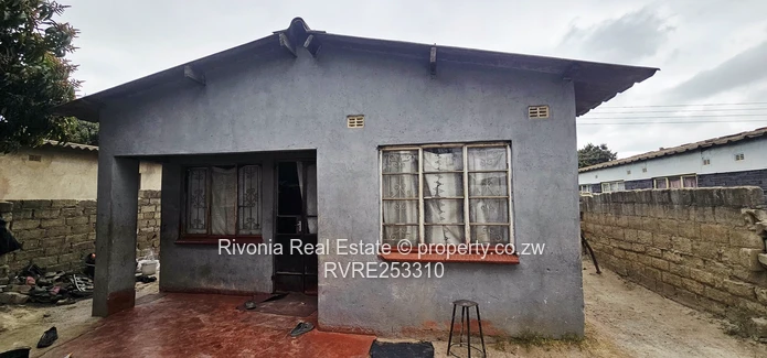4-Bed Fixer-Upper with Borehole in Glen View