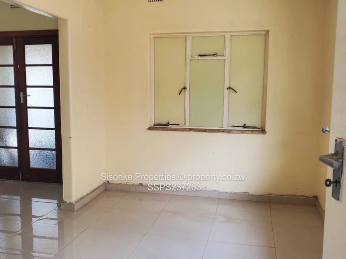 Spacious 3-Bed home with a modern fitted  kitchen — Avondale West